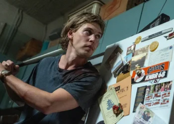 when-caught-stealing-will-hit-streaming-and-where-to-watch-it-first_Avancegames03