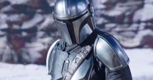 Din Djarin empunha o darksaber em novo pôster da temporada 3 de <strong><em>The Mandalorian</em></strong>