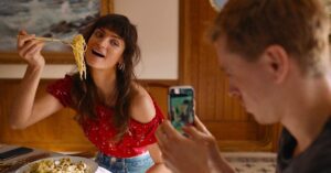 Triângulo da Tristeza: Charlbi Dean, protagonista do filme, morreu por bactéria — Entenda