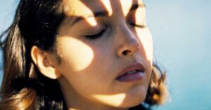 Dançando no Silêncio: Desilusão e sonhos da juventude na Argélia se unem em filme que chega ao Brasil