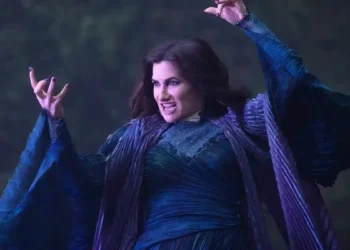 Kathryn Hahn como Agatha Harkness